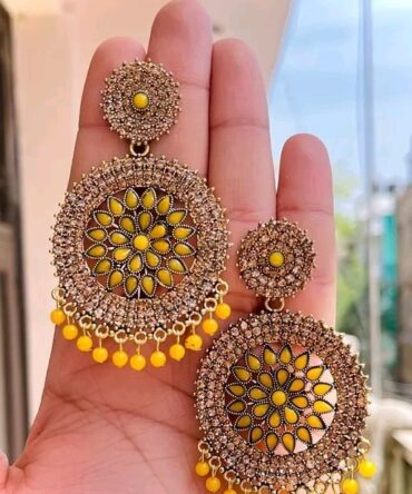 ROUND STONE EARRINGS (YELLOW)